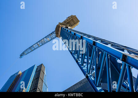 Costruzione di gru su business building grattacielo facciata Foto Stock