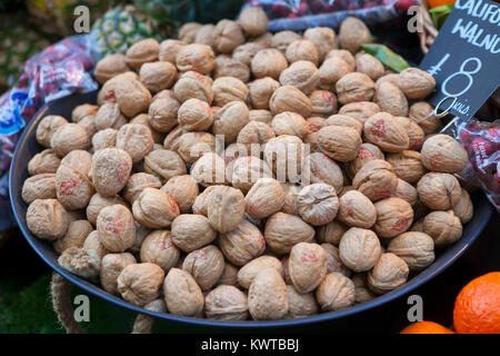 Londra, Inghilterra - dicembre 18 , 2017 Noci nel cesto a Borough Market Foto Stock