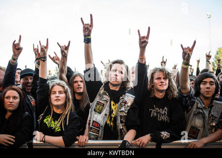 Entusiastico heavy metal tifosi go crazy a Copenhell heavy metal festival a Copenhagen. Qui si mostra il "Devil's sign" e headbang presso uno dei numerosi concerti. Danimarca 13/06 2014. Foto Stock