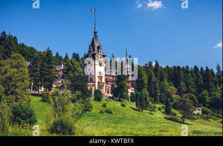 Il castello di Peles, Sinaia, Romania. Dato il suo valore storico e artistico, il castello di Peles è una delle più belle e importanti monumenti in Europa. Foto Stock