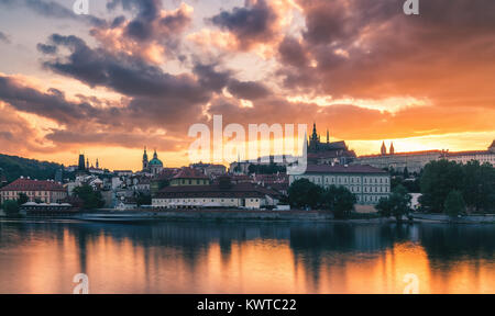 Prague Old Town includono il castello di Praga in background, uno dei più famosi luoghi di interesse di Praga al tramonto con il cielo drammatico. Foto Stock