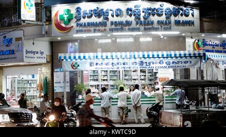 Farmacia farmacia farmacia farmacia farmacia farmacia farmacia farmacia farmacia farmacia farmacia farmacia farmacia Phnom Penh Cambogia costumers al banco di lavoro di medicina di prescrizione notte Foto Stock