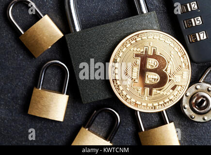 Bitcoin concetto di sicurezza. Moneta in oro con lucchetto Foto Stock