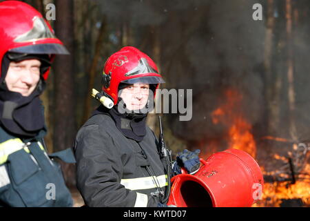 La Bielorussia, Gomel citta'. Lotta antincendio della foresta 06.04.2017.I vigili del fuoco la preparazione per estinguere incendi di foresta.Spegnere il fuoco. Lavoro vigile del fuoco. Fig Foto Stock