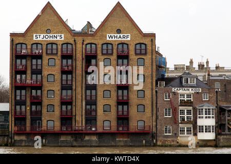 St John's Wharf e il Captain Kidd pub di Londra, Inghilterra. La Wharf, nel Tower Hamlets distretto della città, si affaccia sul Fiume Tamigi. Foto Stock