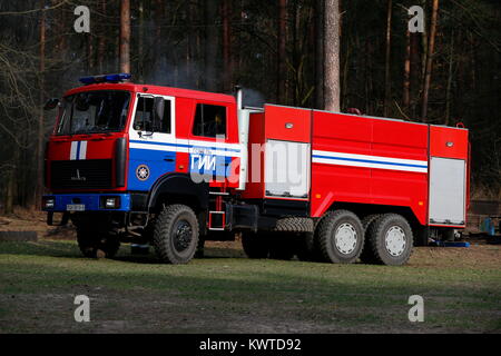 La Bielorussia, Gomel citta'. Lotta antincendio della foresta 06.04.2017.motore fire.Fire macchina estinguente Foto Stock