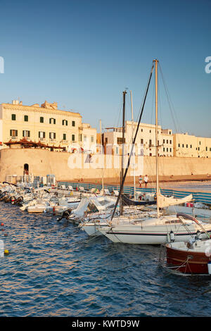 Barche nel porto di Gallipoli, Puglia, Italia Foto Stock