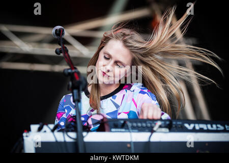 Lo spagnolo psichedelico pop band Ocellot esegue un concerto dal vivo presso il festival della musica spagnola suono Primavera 2015 a Barcellona. Qui Elaine Phelan sulla tastiera è raffigurato dal vivo sul palco. Spagna, 29/05 2015. Foto Stock