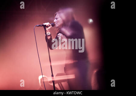 L'inglese trip hop band Portishead esegue un concerto dal vivo al Roskilde Festival 2011. Qui cantante Beth Gibbons è raffigurato dal vivo sul palco. Danimarca 01/07 2011. Foto Stock