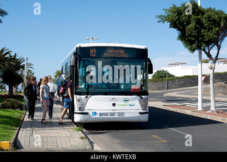 La gente a salire su un autobus locale, Playa Blanca, Lanzarote, Isole Canarie, Spagna. Foto Stock