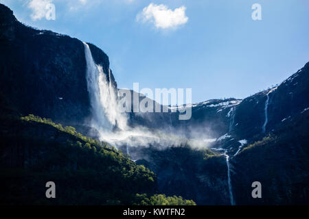 Cascate a cascata verso il basso ripide scogliere sotto il cielo blu vicino al Sognefjord in Norvegia. Foto Stock