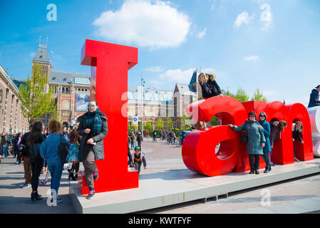 Amsterdam, Paesi Bassi - 20 Aprile 2017: Il mio segno di Amsterdam di fronte al Rijksmuseum è un attrazione per i turisti che vogliono scattare foto Foto Stock