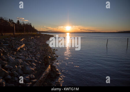 Guardando verso Est lungo il litorale verso irregolare glaciale - il white rock - che la città dà il suo nome e oltre a picchi di tre dita. Foto Stock