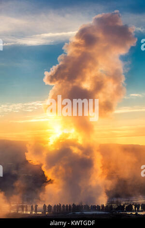 Strokkur geyser erutta a sunrise. Strokkur è uno di Islanda più famoso geyser, scoppierà una volta ogni 6-10 minuti. Foto Stock