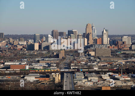 Elevata, vista diurna del centro cittadino di Cincinnati, Ohio edifici, strade e ferrovie treno su un pomeriggio d'inverno. Foto Stock
