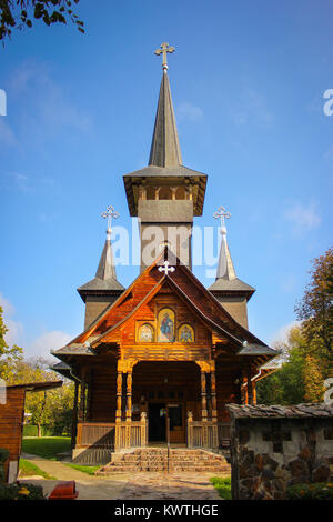 Chiesa di legno a Baile Felix resort con cielo chiaro sfondo, Bihor County, Romania Foto Stock