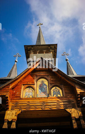 Chiesa di legno a Baile Felix resort con cielo chiaro sfondo, Bihor County, Romania Foto Stock