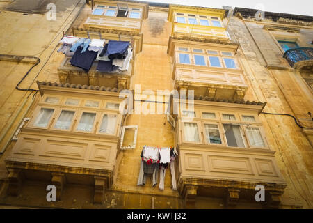 Appartamenti tradizionali con i loro balconi in legno, ferro rot terrazze, a La Valletta, la capitale europea della cultura 2018, Malta. Foto Stock
