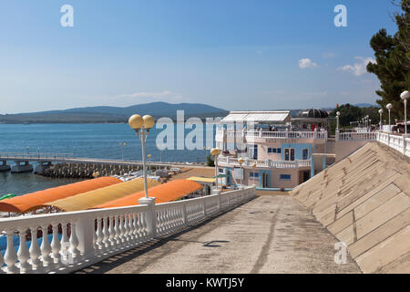 Gelendzhik, Regione Krasnodar, Russia - Luglio 21, 2015: discesa alla spiaggia "Caucaso' e cafe "Porto" sul lungomare del resort di Gelendzhik Foto Stock