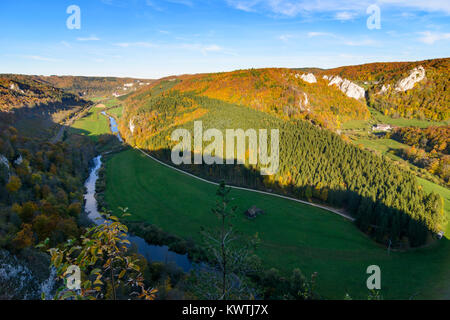 Beuron: vista dal rock al Knopfmacherfelsen Donau-Durchbruch (fiume Danubio) rivoluzionarie, monastero Beuron Arciabbazia, castello Schloss Bronnen, Schwäbis Foto Stock