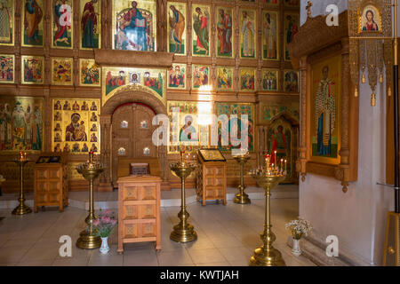 STARITSA, RUSSIA - Agosto 13, 2017: Interno della cattedrale dell Assunzione Staritsky Santo Monastero di assunzione in città Staritsa, Regione di Tver Foto Stock