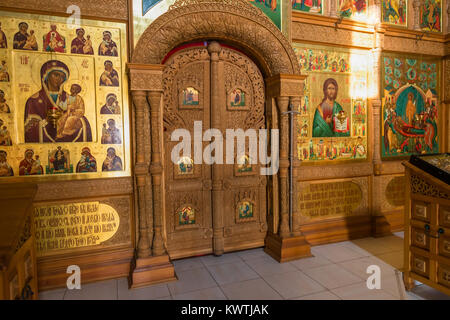 STARITSA, RUSSIA - Agosto 13, 2017: Interno della cattedrale dell Assunzione Staritsky Santo Monastero di assunzione in città Staritsa, Regione di Tver Foto Stock