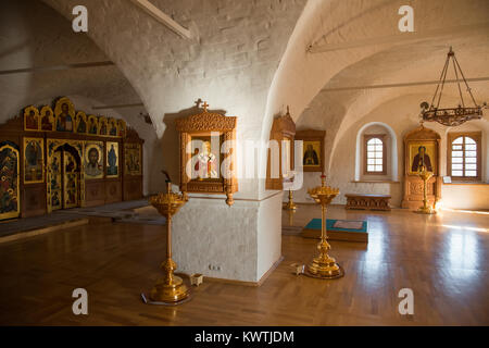 STARITSA, RUSSIA - Agosto 13, 2017: Interni Vvedensky Staritsky tempio santo monastero di assunzione in città Staritsa, Regione di Tver Foto Stock