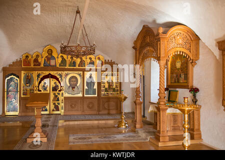 STARITSA, RUSSIA - Agosto 13, 2017: Interni Vvedensky Staritsky tempio santo monastero di assunzione in città Staritsa, Regione di Tver Foto Stock