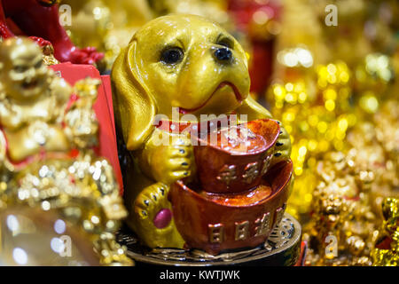 Ornamenti di cane in vendita prima le celebrazioni del nuovo anno cinese 2018 ,SM City Mall,Cebu City, Filippine Foto Stock