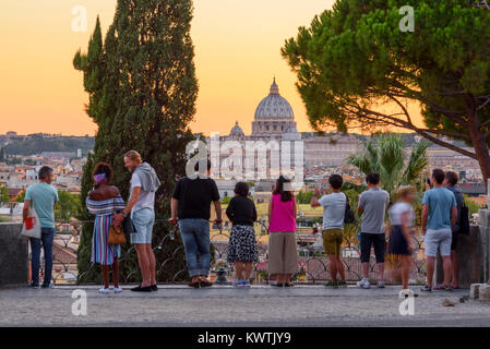 Paesaggio con i turisti ad ammirare la Basilica di San Pietro al tramonto dal Pincio Villa Borghese, Roma, lazio, Italy Foto Stock