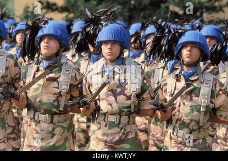Bersaglieri (Esercito Italiano fanteria meccanizzata ) del 'Legnano" Brigata lasciando per l'operazione di pace delle Nazioni Unite in Somalia, Aprile 1993 Foto Stock