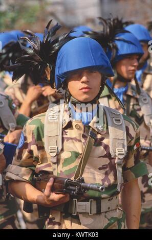 Bersaglieri (Esercito Italiano fanteria meccanizzata ) del 'Legnano" Brigata lasciando per l'operazione di pace delle Nazioni Unite in Somalia, Aprile 1993 Foto Stock