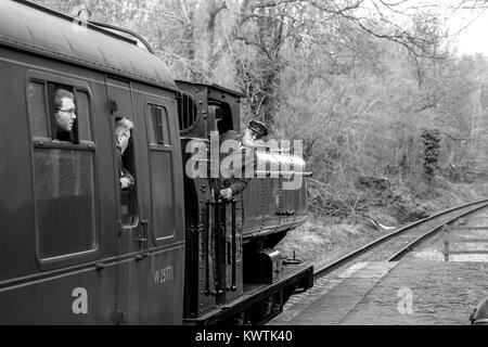 Bianco & Nero fotografia del motore inclinazione pilota al di fuori della cabina di vintage UK treno a vapore, in azione sul Severn Valley Railway linea Heritage. Foto Stock