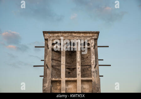 Tradizionale torre del vento sul diametro esterno superiore vecchia casa abbandonata in un villaggio a Ras Al Khaimah Foto Stock