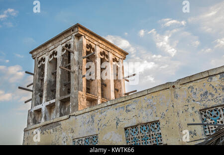 Tradizionale torre del vento sul diametro esterno superiore vecchia casa abbandonata in un villaggio a Ras Al Khaimah Foto Stock