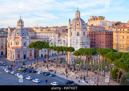 Le due chiese gemelle di Santa Maria di Loreto e la Chiesa del Santissimo Nome di Maria in Piazza Venezia, Roma, lazio, Italy Foto Stock