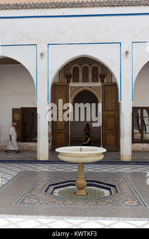 Fontana nel cortile del Palazzo Bahia, Marrakech, Marocco Foto Stock