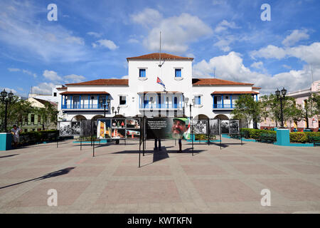 SANTAGO DE CUBA, CUBA - 01 dicembre 2016: mostra di fotografie della vita di Fidel organizzata dopo la sua morte, sulla piazza principale di Santiago, pr Foto Stock