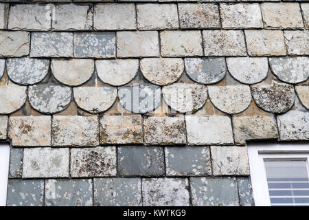 Modello di ornati dettaglio delle tegole del tetto su una città di Dartmouth Cottage. Dartmouth, Devon, Inghilterra, Foto Stock