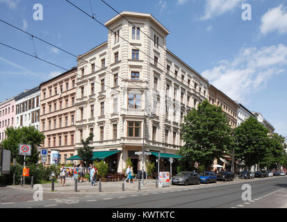 Edifici residenziali, vecchi edifici, facciate di case nella Kastanienallee Street,, Prenzlauer mountain, Berlin, Germania ho Wohngebäude, Altbauten, H Foto Stock