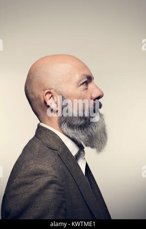 Ritratto in studio di un senior hipster con una lunga barba bianca Foto  stock - Alamy