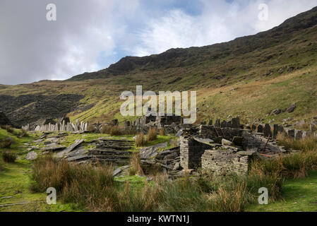 Edifici rovinati presso la vecchia cava in disuso a Cwmorthin, Blaenau Ffestiniog, il Galles del Nord. Una drammatica e la postazione remota in montagna. Foto Stock