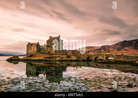Iii secolo, Castello Eilean Donan prese sull'Isola di Skye. Prese con un cielo drammatico e di riflessione del castello nell'acqua. Foto Stock