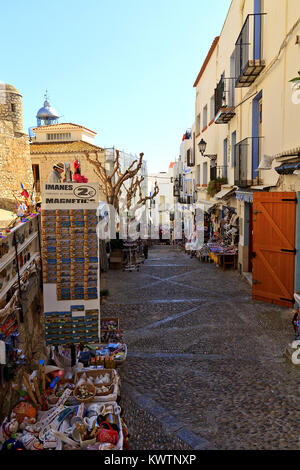 Strada di negozi di souvenir in Castello a Peniscola Spagna Foto Stock