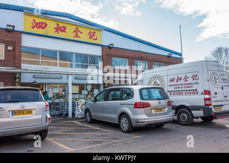 Seewoo è un oriental cash and carry con un negozio in lettura. Essa vende merci da paesi come la Cina, le Filippine, della Malaysia e della Thailandia. Foto Stock