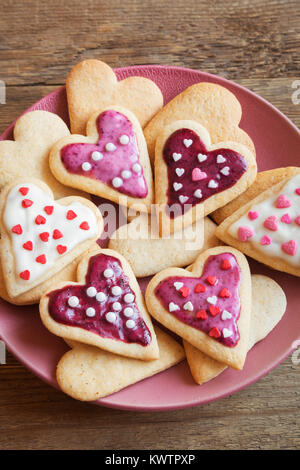 Vetrata a forma di cuore i cookie per il giorno di San Valentino - deliziosa casa organici naturali pasticceria, panetteria con amore per il giorno di San Valentino, il concetto di amore Foto Stock