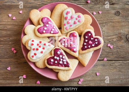 Vetrata a forma di cuore i cookie per il giorno di San Valentino - deliziosa casa organici naturali pasticceria, panetteria con amore per il giorno di San Valentino, il concetto di amore Foto Stock