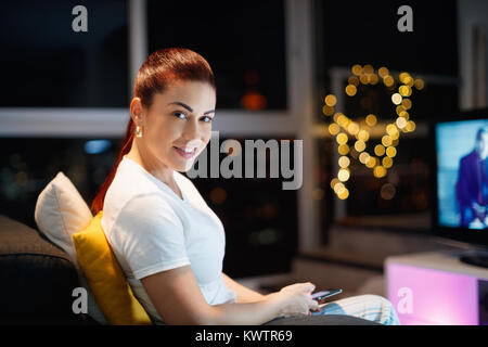 Donna ispanica Invia messaggio di testo Chat sul telefono cellulare Foto Stock