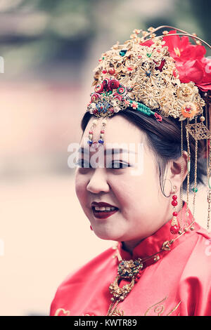 Xian,Cina - Ottobre 22,2017: Felice sposa giovane pone per le foto riprese nelle strade di Xian su ottobre 22, Cina. Foto Stock