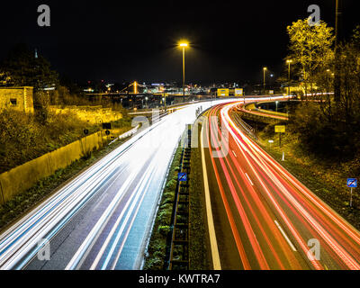 Il traffico automobilistico di notte a Ulm in Germania Foto Stock